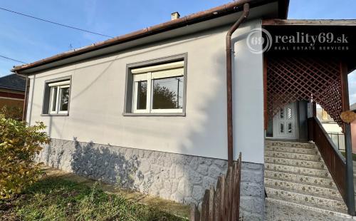 MAĎARSKO - ENCS TROJIZBOVÝ DOM  PO KOMPLETNEJ REKONŠTRUKCII 100 M2 A PEKNÝM POZEMKOM.