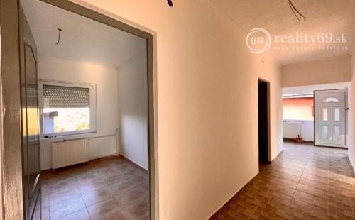MAĎARSKO - ENCS TROJIZBOVÝ DOM  PO KOMPLETNEJ REKONŠTRUKCII 100 M2 A PEKNÝM POZEMKOM.