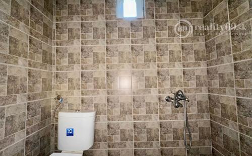 MAĎARSKO - ENCS TROJIZBOVÝ DOM  PO KOMPLETNEJ REKONŠTRUKCII 100 M2 A PEKNÝM POZEMKOM.