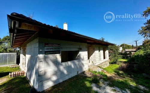 ĎURKOV - EXKLUZÍVNY 4 IZBOVÝ BUNGALOV V PEKNOM PROSTREDÍ.