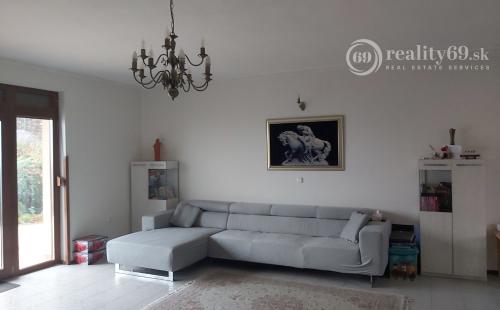 MAĎARSKO - SÁTORALJAÚJHELY - LUXUSNÝ RODINNÝ DOM 3 KM OD SLOVENSKA