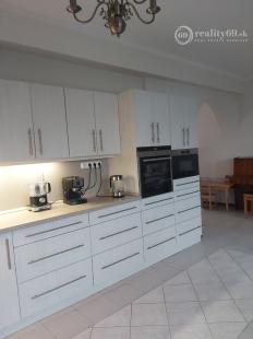 MAĎARSKO - SÁTORALJAÚJHELY - LUXUSNÝ RODINNÝ DOM 3 KM OD SLOVENSKA