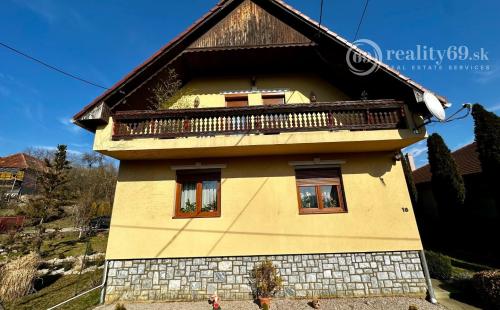 MAĎARSKO - SZOGLIGET PEKNÝ ZREKONŠTRUOVANÝ RD V TOP LOKALITE S TERASOU A GARÁŽOU