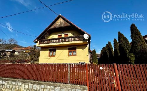 MAĎARSKO - SZOGLIGET PEKNÝ ZREKONŠTRUOVANÝ RD V TOP LOKALITE S TERASOU A GARÁŽOU