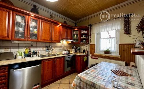 MAĎARSKO - SZOGLIGET PEKNÝ ZREKONŠTRUOVANÝ RD V TOP LOKALITE S TERASOU A GARÁŽOU