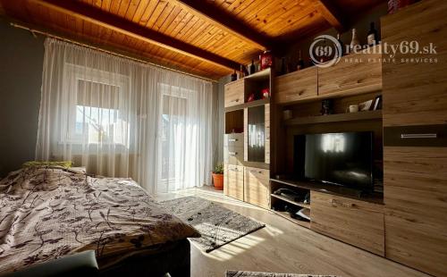 MAĎARSKO - SZOGLIGET PEKNÝ ZREKONŠTRUOVANÝ RD V TOP LOKALITE S TERASOU A GARÁŽOU