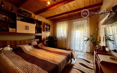 MAĎARSKO - SZOGLIGET PEKNÝ ZREKONŠTRUOVANÝ RD V TOP LOKALITE S TERASOU A GARÁŽOU