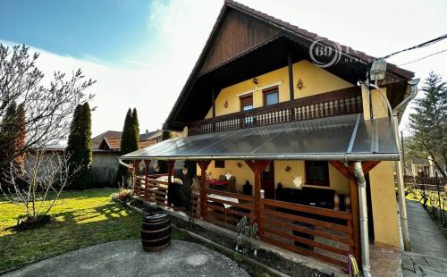 MAĎARSKO - SZOGLIGET PEKNÝ ZREKONŠTRUOVANÝ RD V TOP LOKALITE S TERASOU A GARÁŽOU