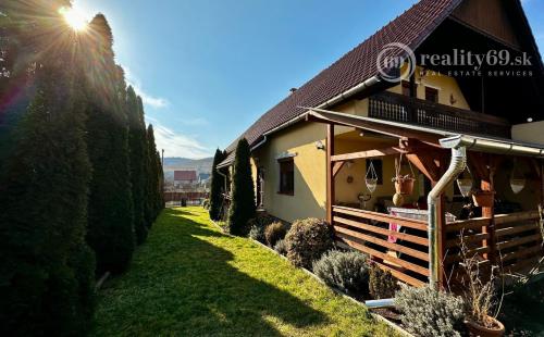 MAĎARSKO - SZOGLIGET PEKNÝ ZREKONŠTRUOVANÝ RD V TOP LOKALITE S TERASOU A GARÁŽOU