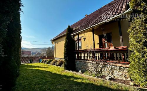 MAĎARSKO - SZOGLIGET PEKNÝ ZREKONŠTRUOVANÝ RD V TOP LOKALITE S TERASOU A GARÁŽOU