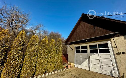 MAĎARSKO - SZOGLIGET PEKNÝ ZREKONŠTRUOVANÝ RD V TOP LOKALITE S TERASOU A GARÁŽOU