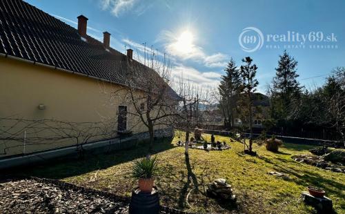 MAĎARSKO - SZOGLIGET PEKNÝ ZREKONŠTRUOVANÝ RD V TOP LOKALITE S TERASOU A GARÁŽOU