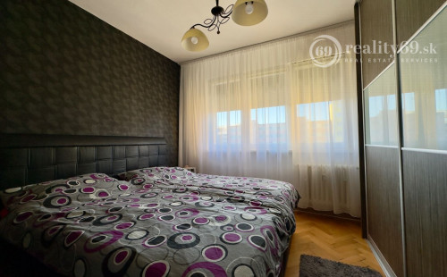 TERASA - SOKOLOVSKÁ PEKNÝ 3 IZBOVÝ BYT PO REKONŠTRUKCII 65 M2, ZASKLENNÁ LODŽIA.