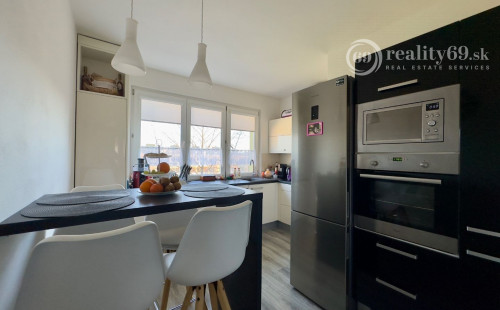 TERASA - SOKOLOVSKÁ PEKNÝ 3 IZBOVÝ BYT PO REKONŠTRUKCII 65 M2, ZASKLENNÁ LODŽIA.