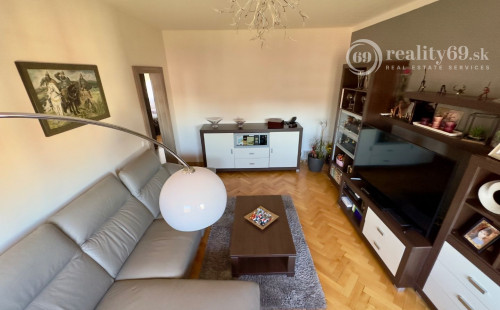 TERASA - SOKOLOVSKÁ PEKNÝ 3 IZBOVÝ BYT PO REKONŠTRUKCII 65 M2, ZASKLENNÁ LODŽIA.