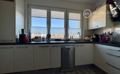 TERASA - SOKOLOVSKÁ PEKNÝ 3 IZBOVÝ BYT PO REKONŠTRUKCII 65 M2, ZASKLENNÁ LODŽIA.