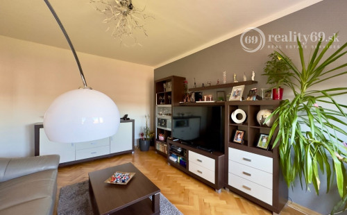 TERASA - SOKOLOVSKÁ PEKNÝ 3 IZBOVÝ BYT PO REKONŠTRUKCII 65 M2, ZASKLENNÁ LODŽIA.