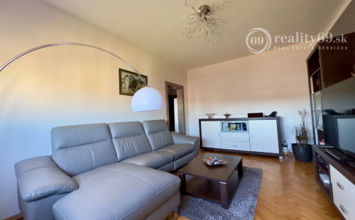 TERASA - SOKOLOVSKÁ PEKNÝ 3 IZBOVÝ BYT PO REKONŠTRUKCII 65 M2, ZASKLENNÁ LODŽIA.