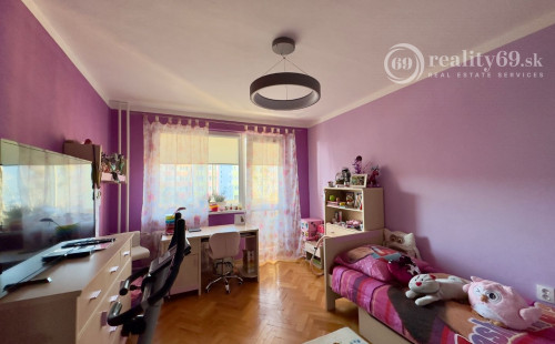 TERASA - SOKOLOVSKÁ PEKNÝ 3 IZBOVÝ BYT PO REKONŠTRUKCII 65 M2, ZASKLENNÁ LODŽIA.