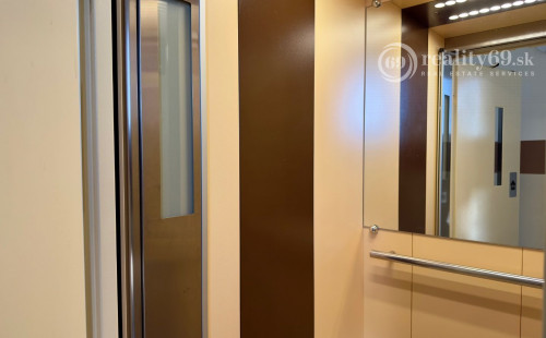 TERASA - SOKOLOVSKÁ PEKNÝ 3 IZBOVÝ BYT PO REKONŠTRUKCII 65 M2, ZASKLENNÁ LODŽIA.