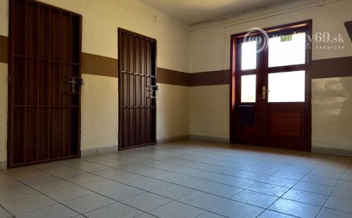 TERASA - SOKOLOVSKÁ PEKNÝ 3 IZBOVÝ BYT PO REKONŠTRUKCII 65 M2, ZASKLENNÁ LODŽIA.