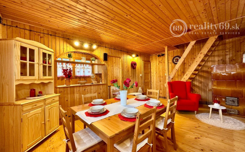 MAĎARSKO - JAZERO RAKACA - 4 IZBOVÁ ZARIADENÁ ZRUBOVÁ POSCHODOVÁ CHATA PRI JAZERE S TERASOU.