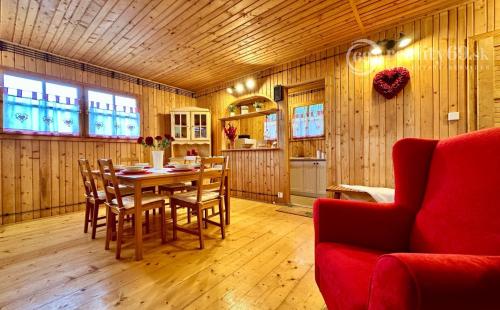 MAĎARSKO - JAZERO RAKACA - 4 IZBOVÁ ZARIADENÁ ZRUBOVÁ POSCHODOVÁ CHATA PRI JAZERE S TERASOU.