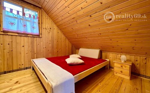 MAĎARSKO - JAZERO RAKACA - 4 IZBOVÁ ZARIADENÁ ZRUBOVÁ POSCHODOVÁ CHATA PRI JAZERE S TERASOU.