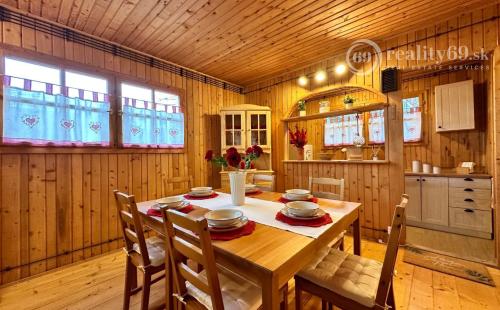 MAĎARSKO - JAZERO RAKACA - 4 IZBOVÁ ZARIADENÁ ZRUBOVÁ POSCHODOVÁ CHATA PRI JAZERE S TERASOU.