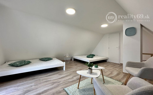 MAĎARSKO - JAZERO RAKACA - KOMPLETNE ZARIADENÁ MUROVANÁ POSCHODOVÁ CHATA PRI JAZERE S TERASOU.