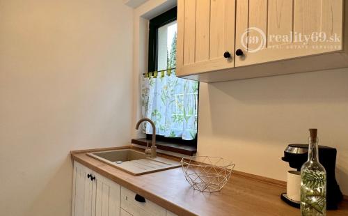 MAĎARSKO - JAZERO RAKACA - KOMPLETNE ZARIADENÁ MUROVANÁ POSCHODOVÁ CHATA PRI JAZERE S TERASOU.