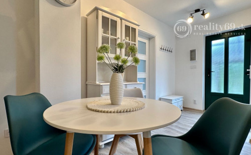 MAĎARSKO - JAZERO RAKACA - KOMPLETNE ZARIADENÁ MUROVANÁ POSCHODOVÁ CHATA PRI JAZERE S TERASOU.