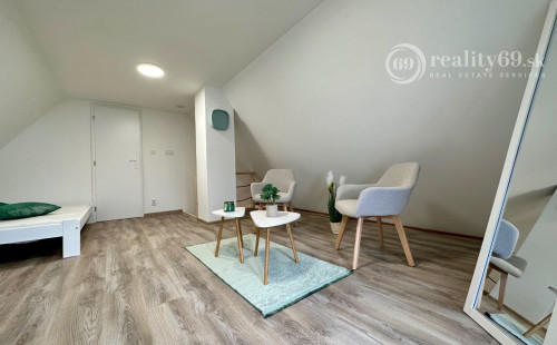 MAĎARSKO - JAZERO RAKACA - KOMPLETNE ZARIADENÁ MUROVANÁ POSCHODOVÁ CHATA PRI JAZERE S TERASOU.