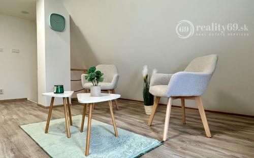 MAĎARSKO - JAZERO RAKACA - KOMPLETNE ZARIADENÁ MUROVANÁ POSCHODOVÁ CHATA PRI JAZERE S TERASOU.