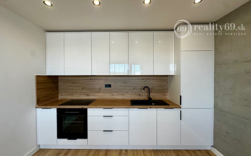 NOVÁ CENA - JUH - JANTÁROVÁ - 1.5 IZBOVÝ SUPER MODERNÝ BYT 35 M2, 1X LODŽIA, KLIMATIZÁCIA, PRÁČKA