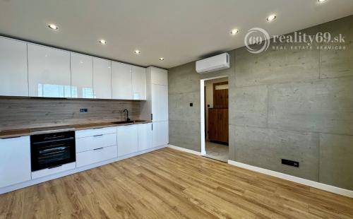 NOVÁ CENA - JUH - JANTÁROVÁ - 1.5 IZBOVÝ SUPER MODERNÝ BYT 35 M2, 1X LODŽIA, KLIMATIZÁCIA, PRÁČKA