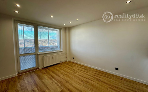 NOVÁ CENA - JUH - JANTÁROVÁ - 1.5 IZBOVÝ SUPER MODERNÝ BYT 35 M2, 1X LODŽIA, KLIMATIZÁCIA, PRÁČKA