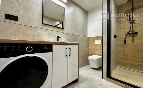 NOVÁ CENA - JUH - JANTÁROVÁ - 1.5 IZBOVÝ SUPER MODERNÝ BYT 35 M2, 1X LODŽIA, KLIMATIZÁCIA, PRÁČKA