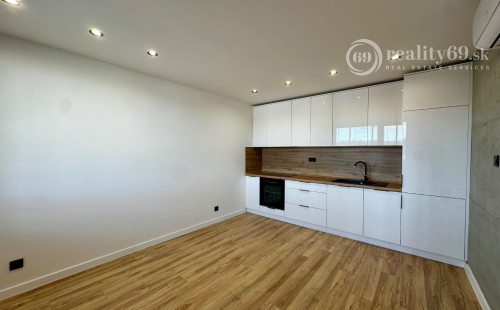NOVÁ CENA - JUH - JANTÁROVÁ - 1.5 IZBOVÝ SUPER MODERNÝ BYT 35 M2, 1X LODŽIA, KLIMATIZÁCIA, PRÁČKA