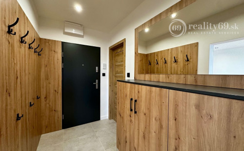 NOVÁ CENA - JUH - JANTÁROVÁ - 1.5 IZBOVÝ SUPER MODERNÝ BYT 35 M2, 1X LODŽIA, KLIMATIZÁCIA, PRÁČKA