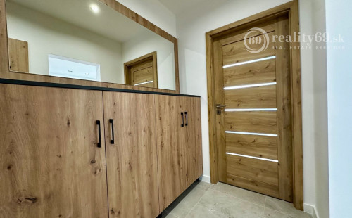 NOVÁ CENA - JUH - JANTÁROVÁ - 1.5 IZBOVÝ SUPER MODERNÝ BYT 35 M2, 1X LODŽIA, KLIMATIZÁCIA, PRÁČKA
