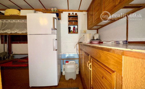 VYŠNÁ HUTKA -  DREVENÁ CHATA S KUCHYNKOU, TERASA, SKLAD, UPRAVENÝ POZEMOK.