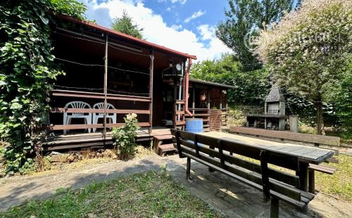 VYŠNÁ HUTKA -  DREVENÁ CHATA S KUCHYNKOU, TERASA, SKLAD, UPRAVENÝ POZEMOK.