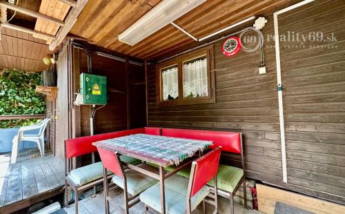 VYŠNÁ HUTKA -  DREVENÁ CHATA S KUCHYNKOU, TERASA, SKLAD, UPRAVENÝ POZEMOK.