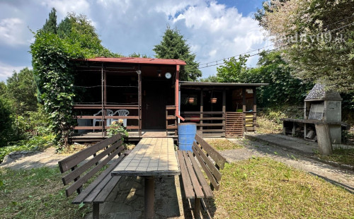 VYŠNÁ HUTKA -  DREVENÁ CHATA S KUCHYNKOU, TERASA, SKLAD, UPRAVENÝ POZEMOK.