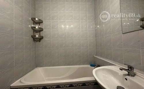 NOVÁ CENA - MOLDAVA NAD BODVOU - OSLOBODENIA 3 IZBOVÝ BYT 65 M2 VÝBORNÝ STAV.