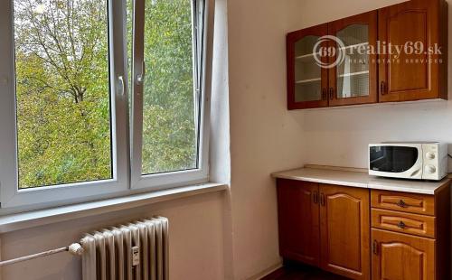 NOVÁ CENA - MOLDAVA NAD BODVOU - OSLOBODENIA 3 IZBOVÝ BYT 65 M2 VÝBORNÝ STAV.