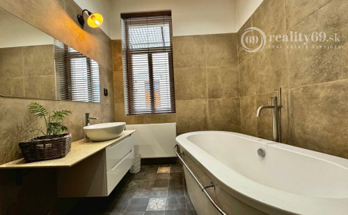 HISTORICKÉ CENTRUM MESTA - ŠTEFÁNIKOVA LUXUSNÝ BYT PRE NÁROČNÉHO KLIENTA 140 M2.