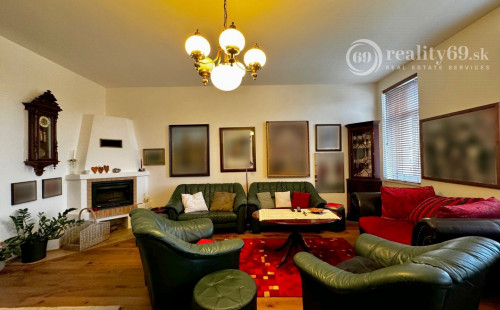 HISTORICKÉ CENTRUM MESTA - ŠTEFÁNIKOVA LUXUSNÝ BYT PRE NÁROČNÉHO KLIENTA 140 M2.