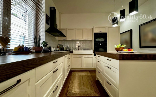 HISTORICKÉ CENTRUM MESTA - ŠTEFÁNIKOVA LUXUSNÝ BYT PRE NÁROČNÉHO KLIENTA 140 M2.